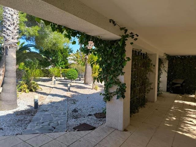 4 chambre Villa/Maison à vendre à El Chaparral, Torrevieja avec piscine garage - 550 000 € (Ref: 9306929)