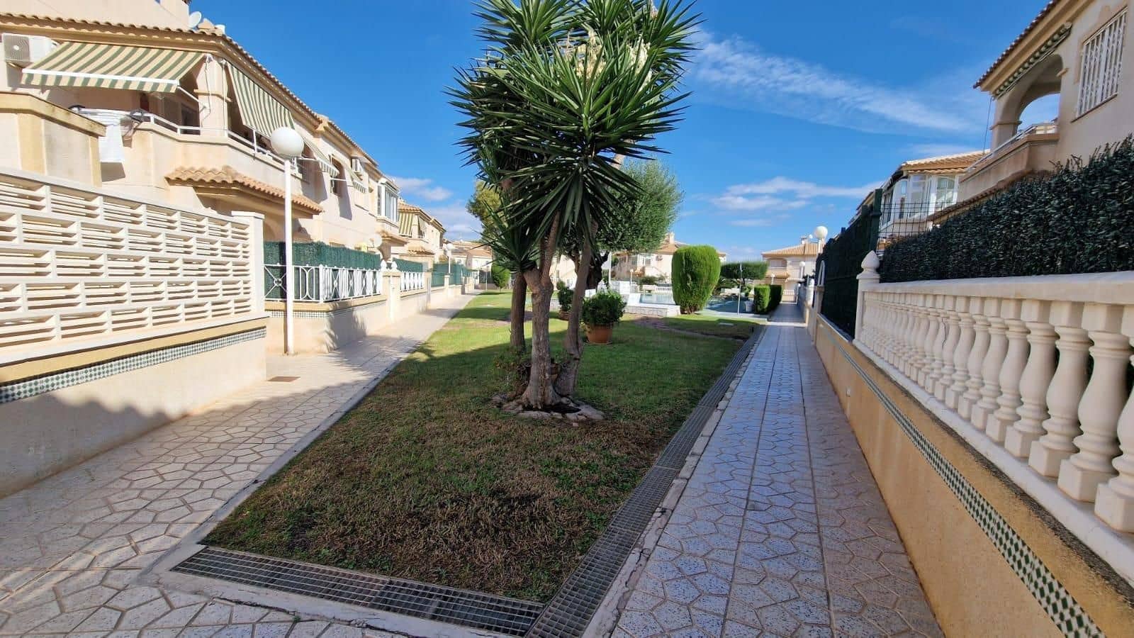 2 soveværelse Villa til salg i Torrevieja med swimmingpool garage - € 153.990 (Ref: 9307219)