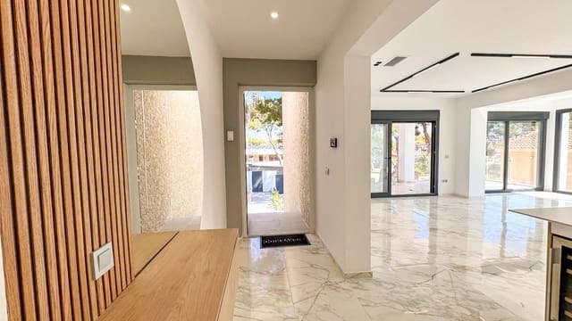 Villa zu verkaufen in Los Balcones mit Pool Garage - 990.000 € (Ref: 9397799)