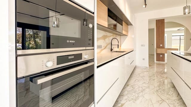 Villa zu verkaufen in Los Balcones mit Pool Garage - 990.000 € (Ref: 9397799)