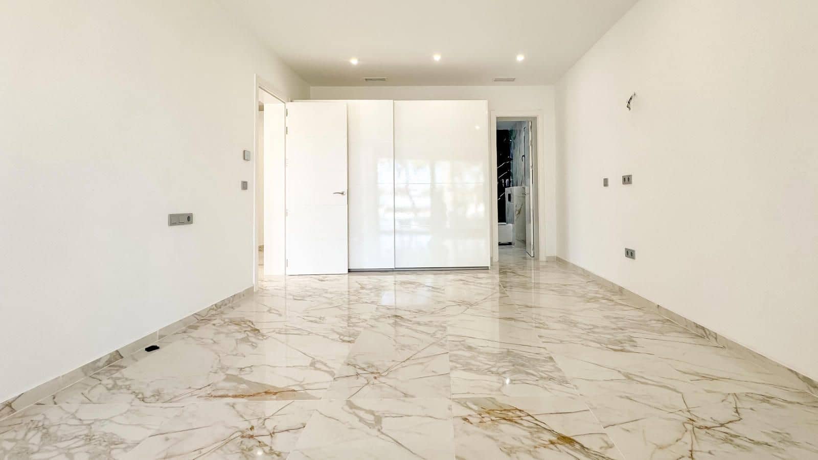 Villa for sale in Los Balcones with pool garage - € 990,000 (Ref: 9397799)