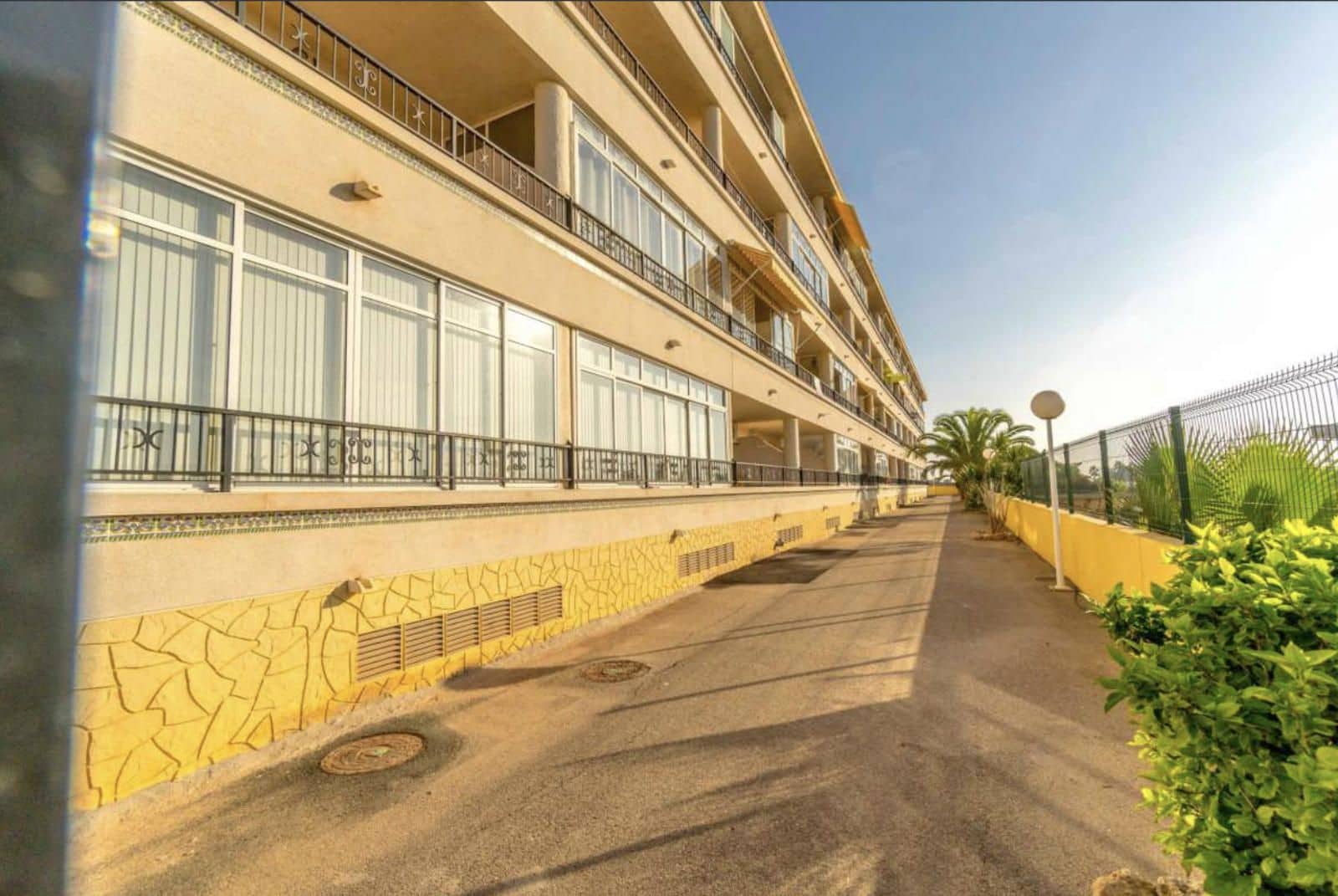 2 slaapkamer Flat te koop in Playa Flamenca met zwembad - € 146.000 (Ref: 9401837)