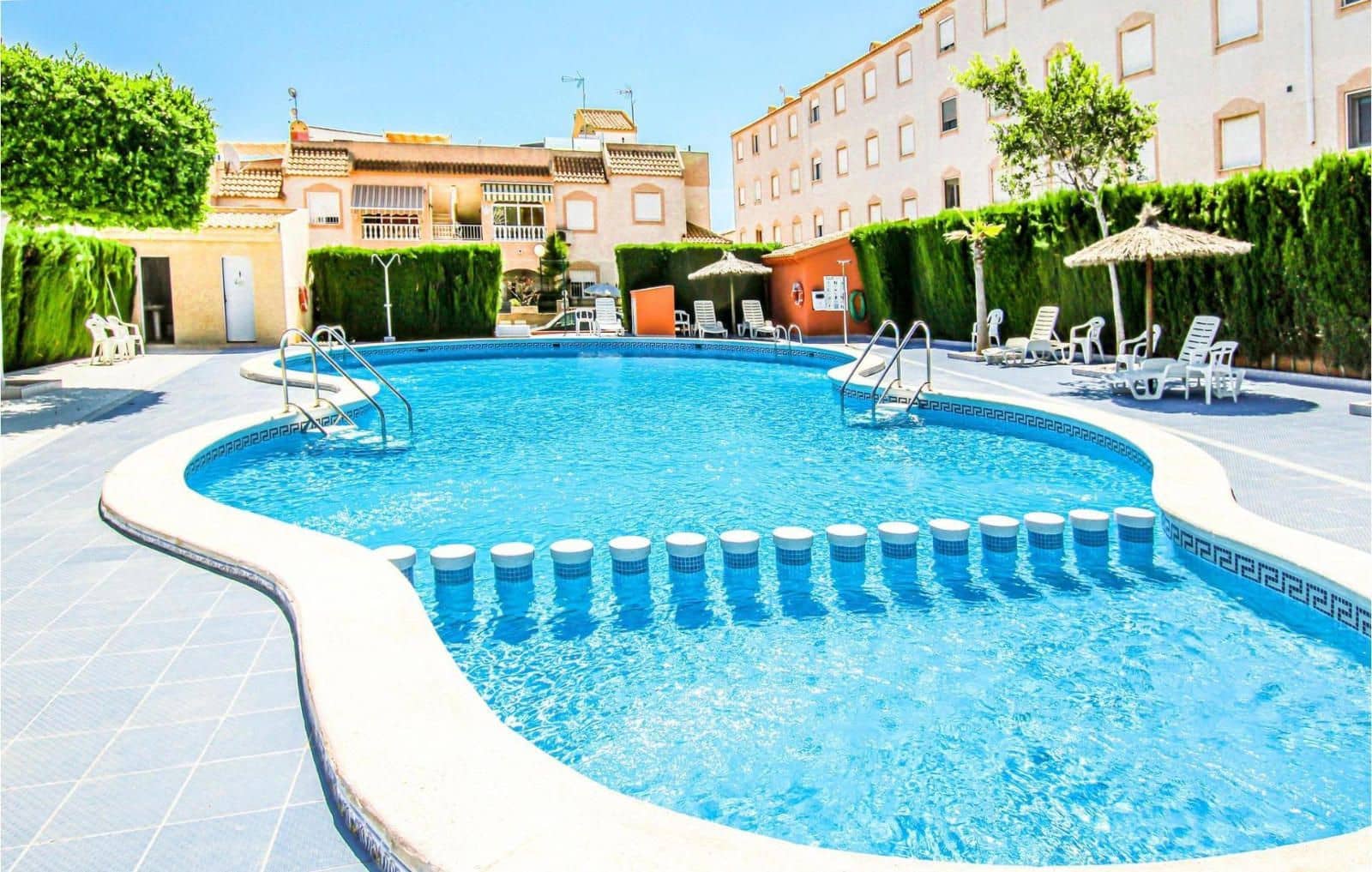 2 Zimmer Villa zu verkaufen in Torrevieja mit Pool Garage - 130.000 € (Ref: 9401843)