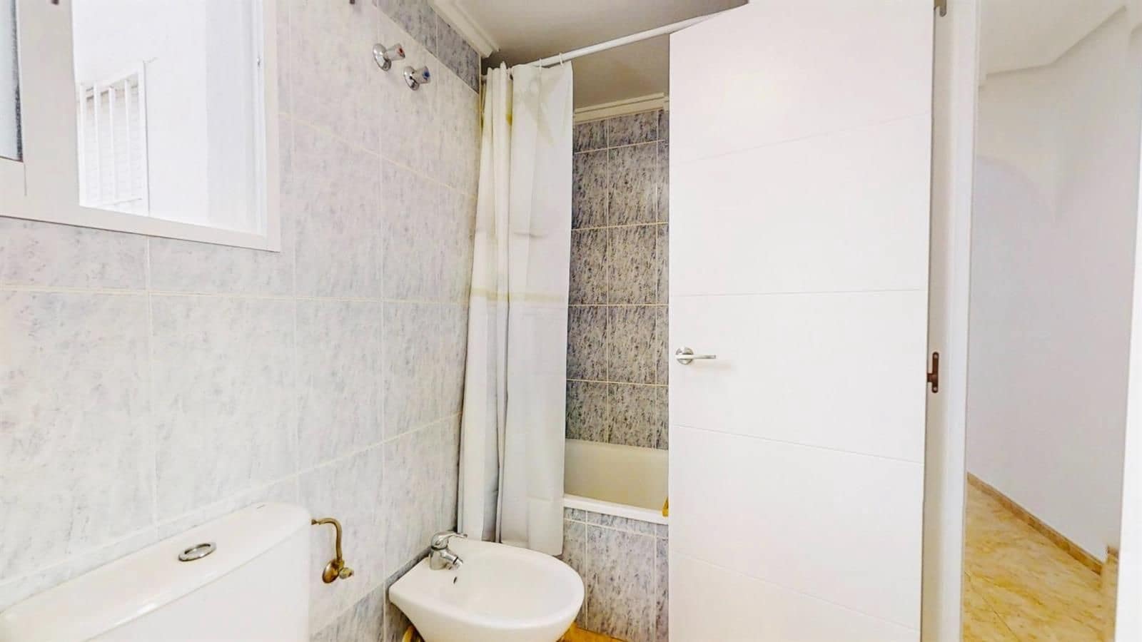 2 slaapkamer Penthouse te koop in Torrevieja met zwembad - € 138.900 (Ref: 9401852)