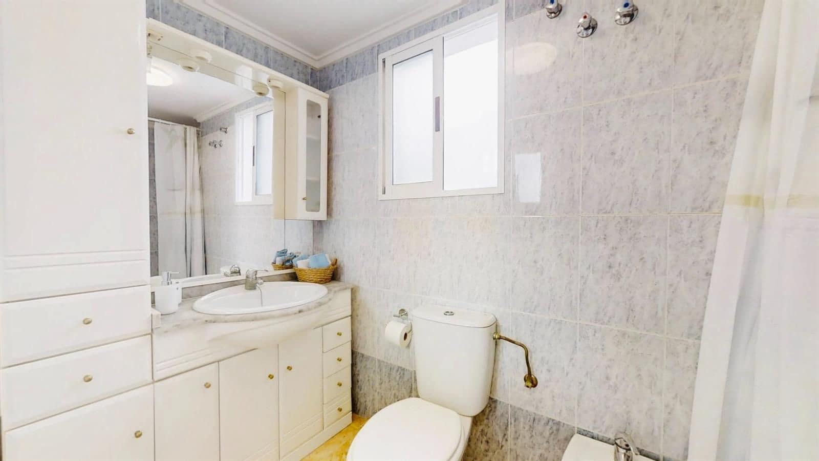 2 slaapkamer Penthouse te koop in Torrevieja met zwembad - € 138.900 (Ref: 9401852)