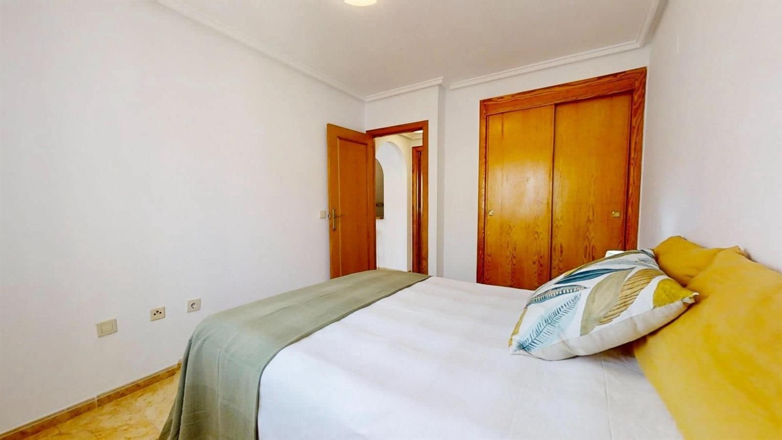 2 slaapkamer Penthouse te koop in Torrevieja met zwembad - € 138.900 (Ref: 9401852)