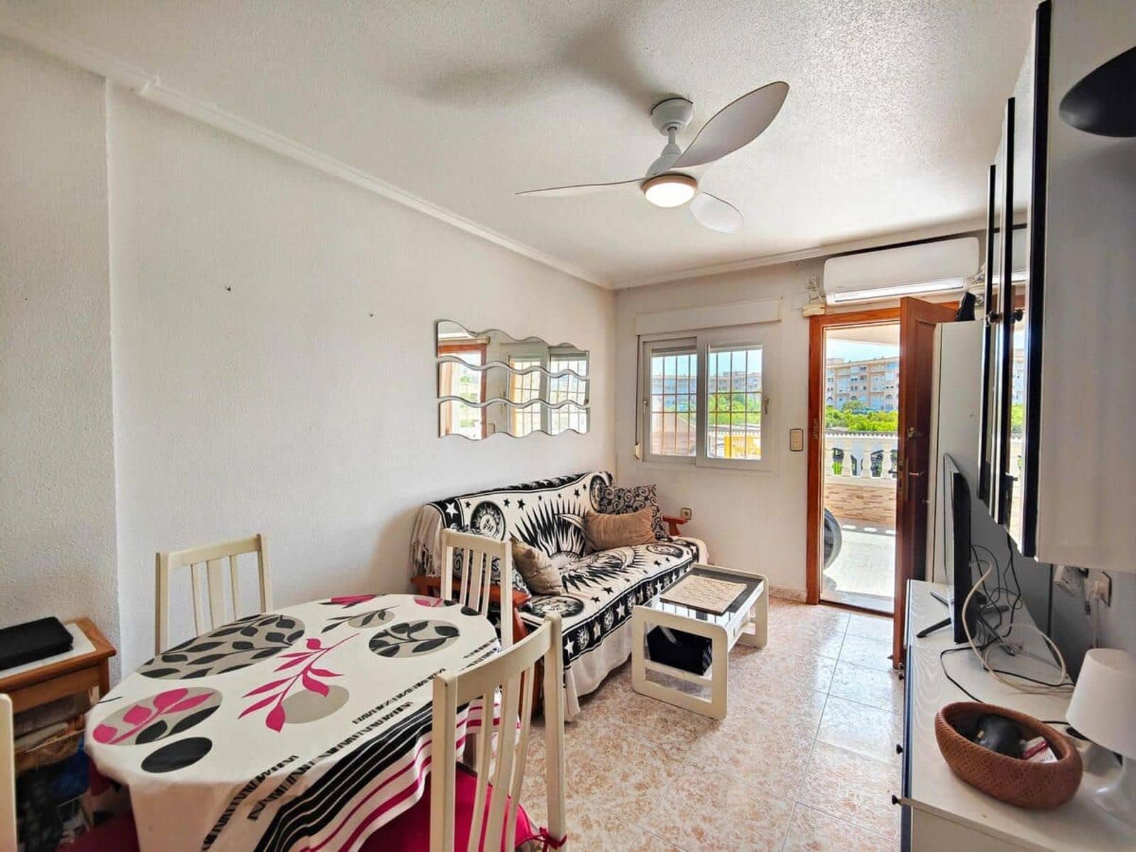 3 soveværelse Villa til salg i Torrevieja med swimmingpool - € 159.900 (Ref: 9401859)