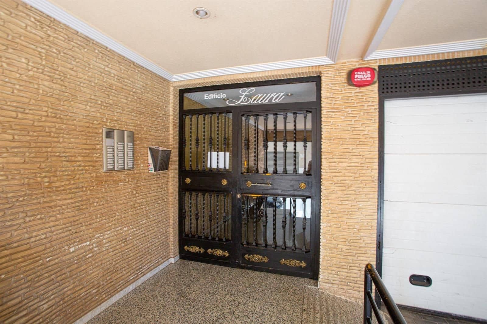 Piso de 2 habitaciones en Torrevieja en venta con piscina - 117.260 € (Ref: 9401876)