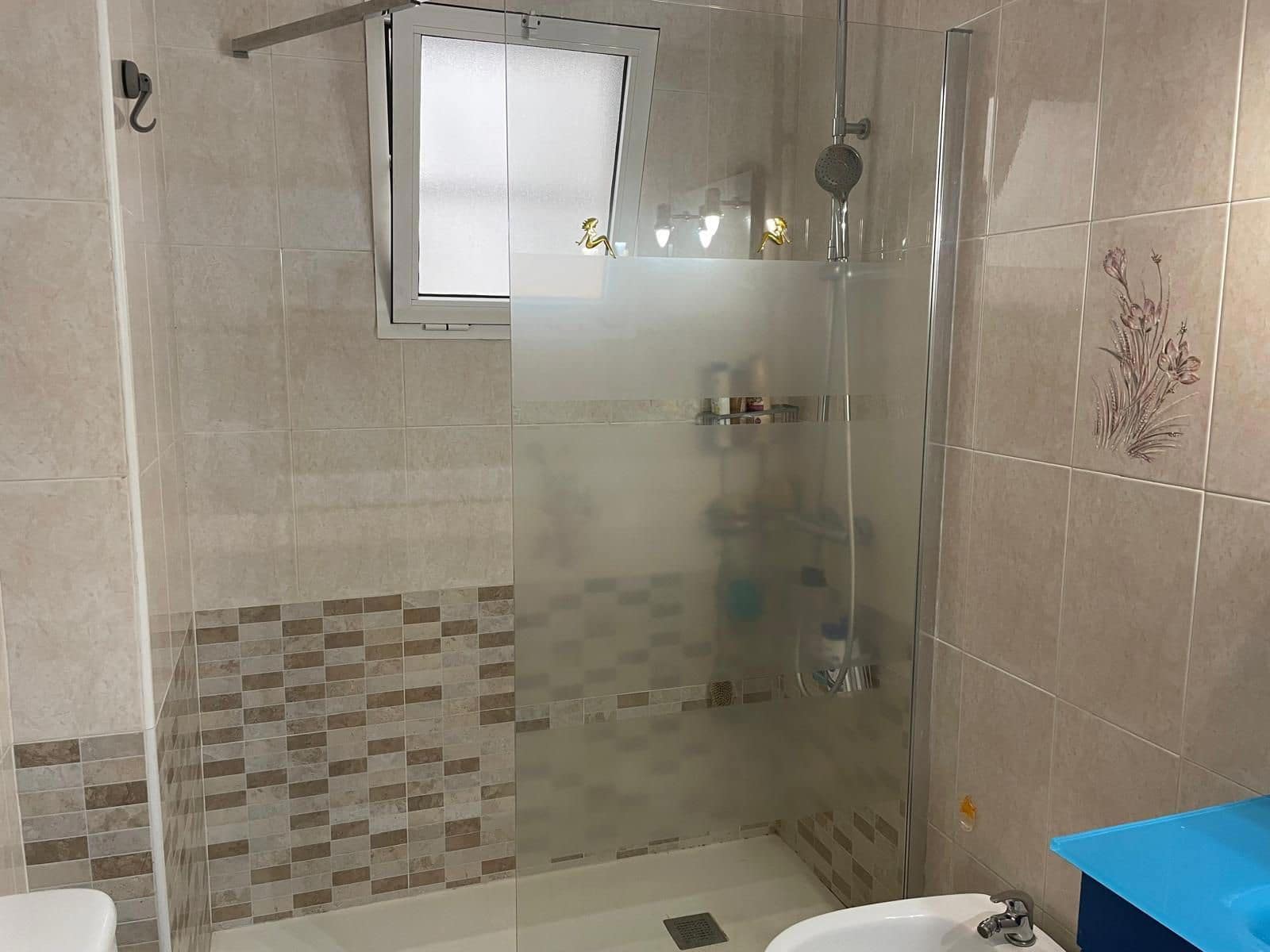 Piso de 2 habitaciones en Torrevieja en venta con piscina garaje - 140.000 € (Ref: 9401880)