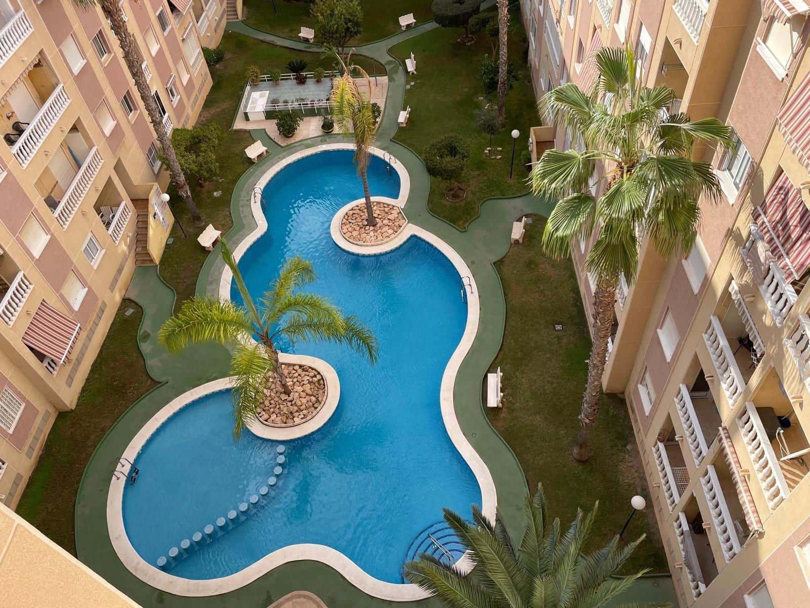 Piso de 2 habitaciones en Torrevieja en venta con piscina garaje - 140.000 € (Ref: 9401880)