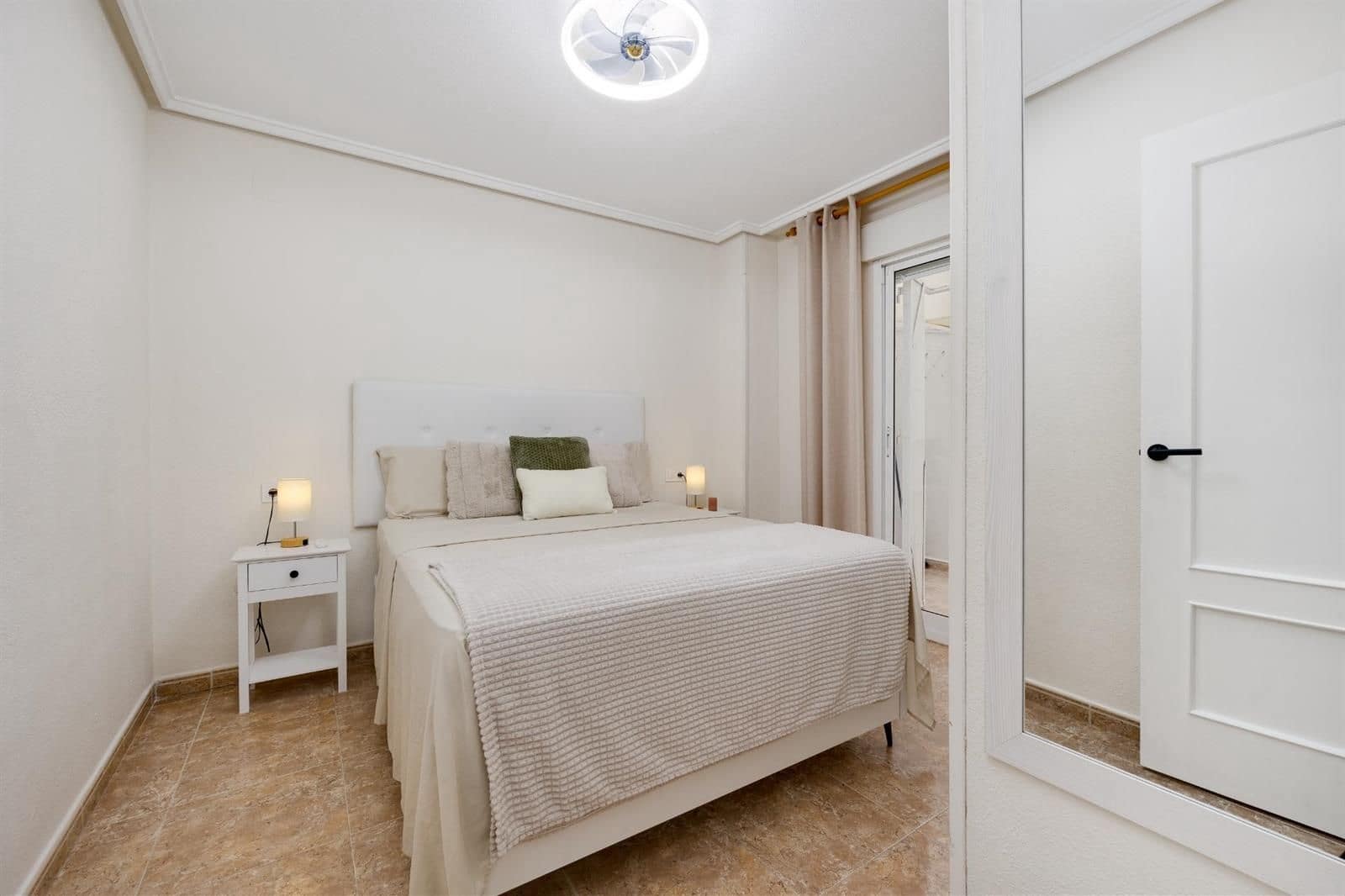 Piso de 1 habitación en Torrevieja en venta con piscina - 138.000 € (Ref: 9401906)