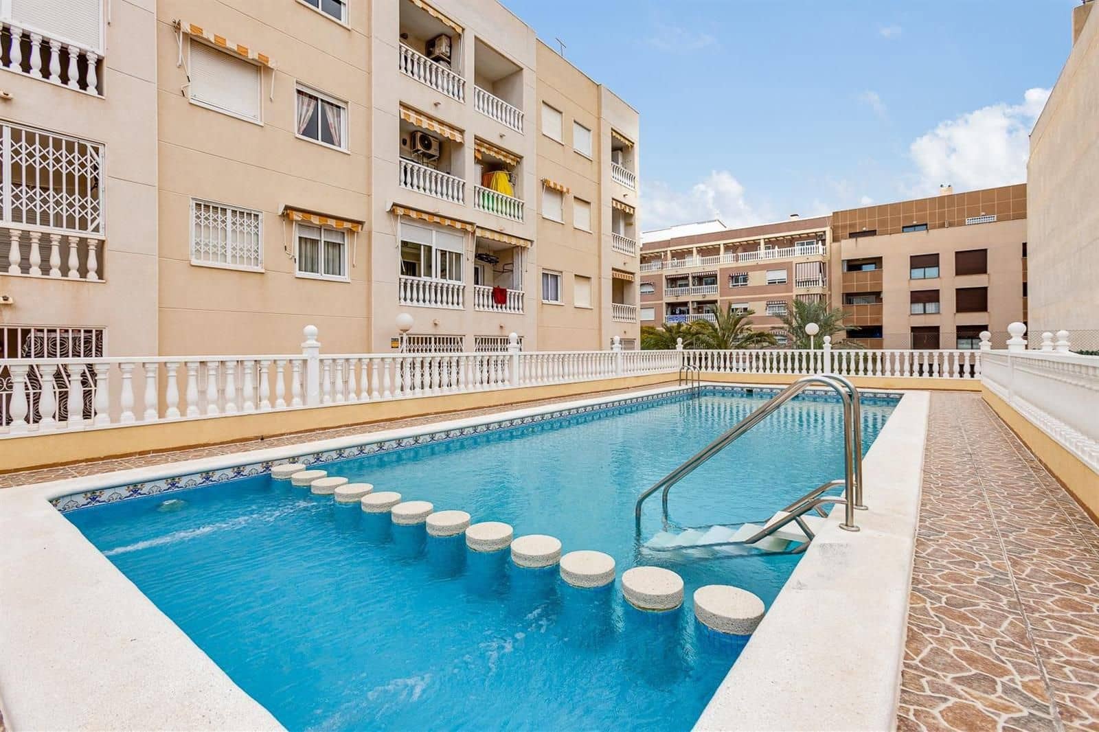 Piso de 1 habitación en Torrevieja en venta con piscina - 138.000 € (Ref: 9401906)