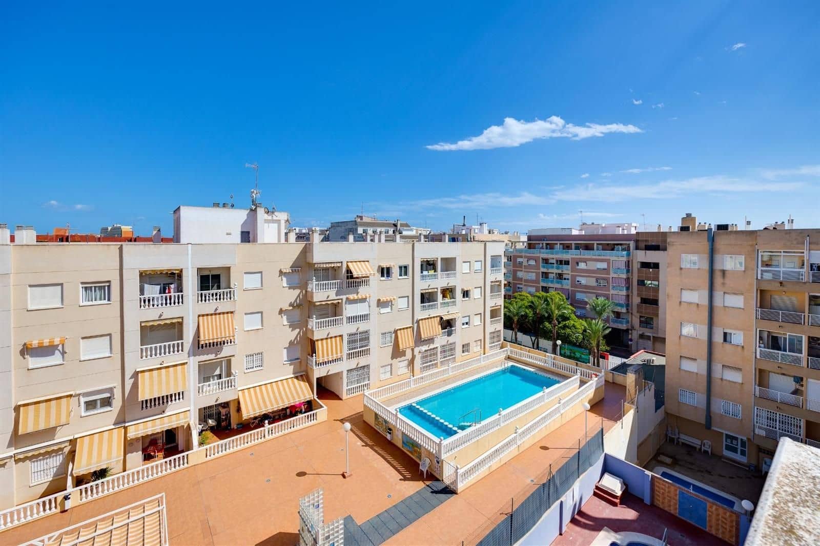 Piso de 1 habitación en Torrevieja en venta con piscina - 138.000 € (Ref: 9401906)