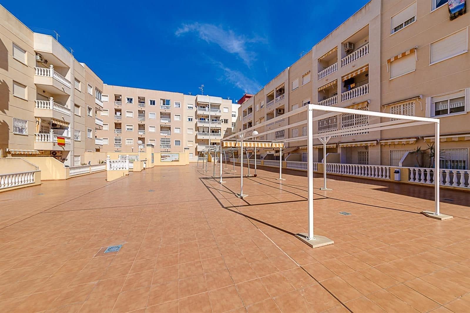 Piso de 1 habitación en Torrevieja en venta con piscina - 138.000 € (Ref: 9401906)