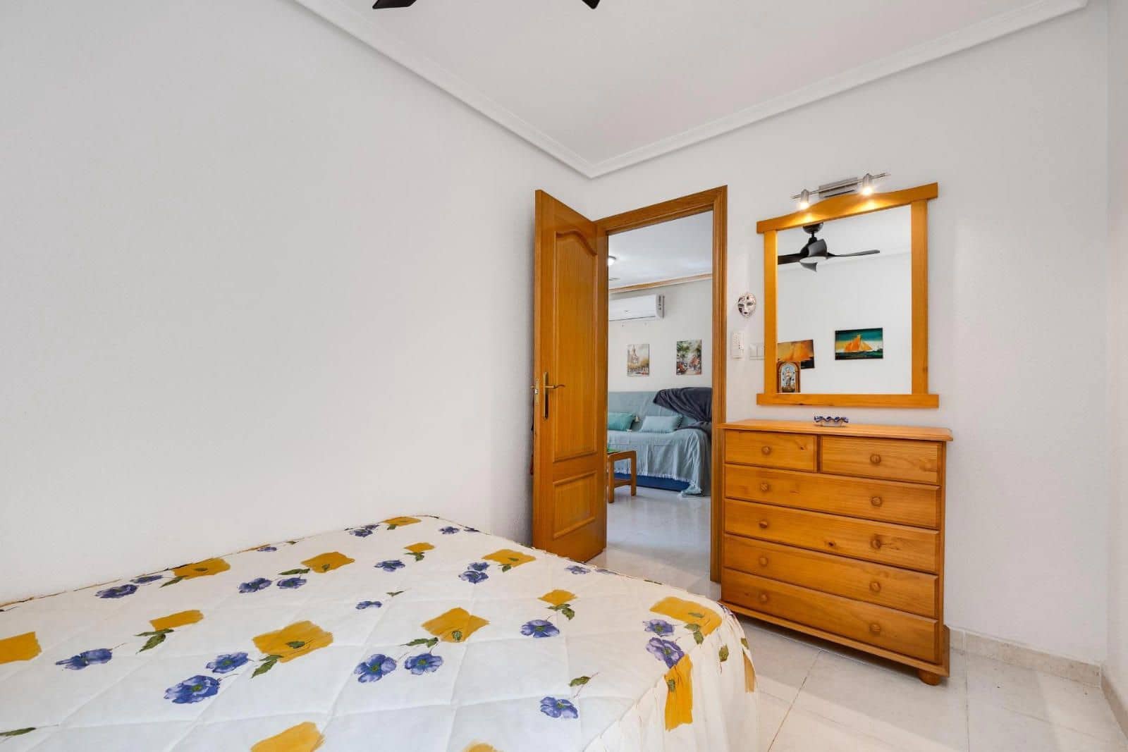 Piso de 2 habitaciones en Torrevieja en venta - 131.000 € (Ref: 9401917)