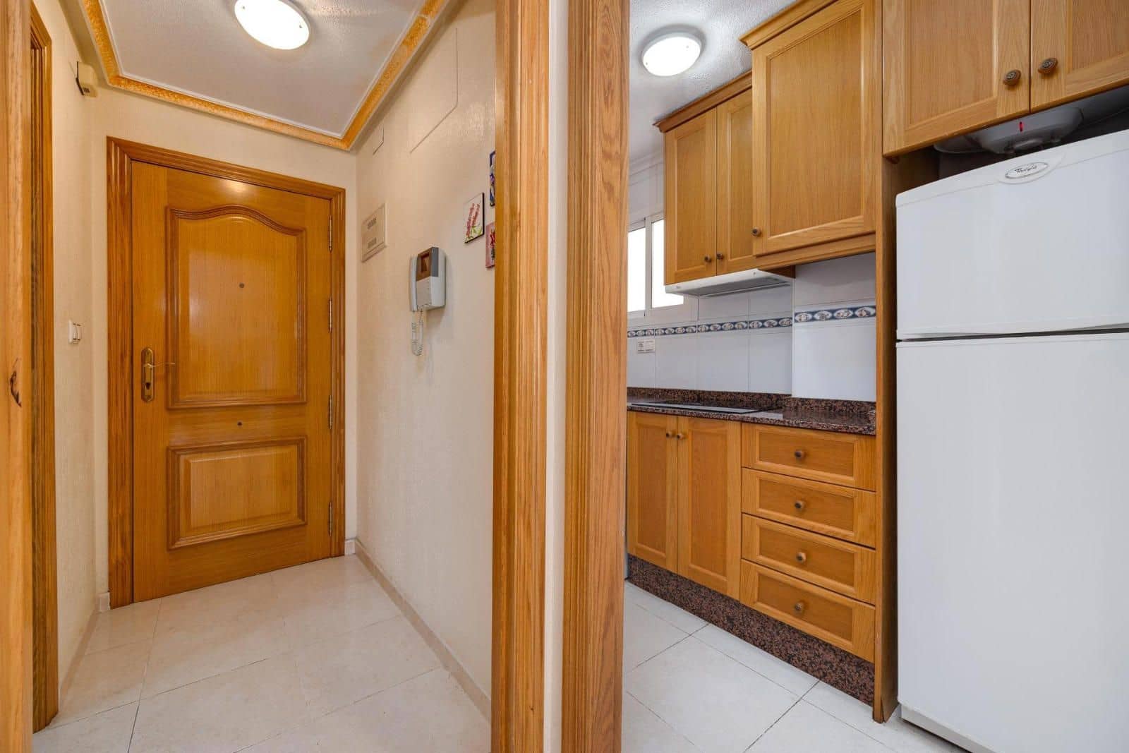 Piso de 2 habitaciones en Torrevieja en venta - 131.000 € (Ref: 9401917)