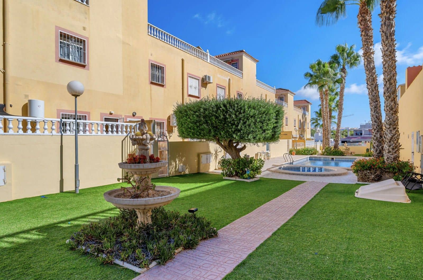 2 bedroom Villa for sale in Orihuela Costa with pool garage - € 199,000 (Ref: 9402704)