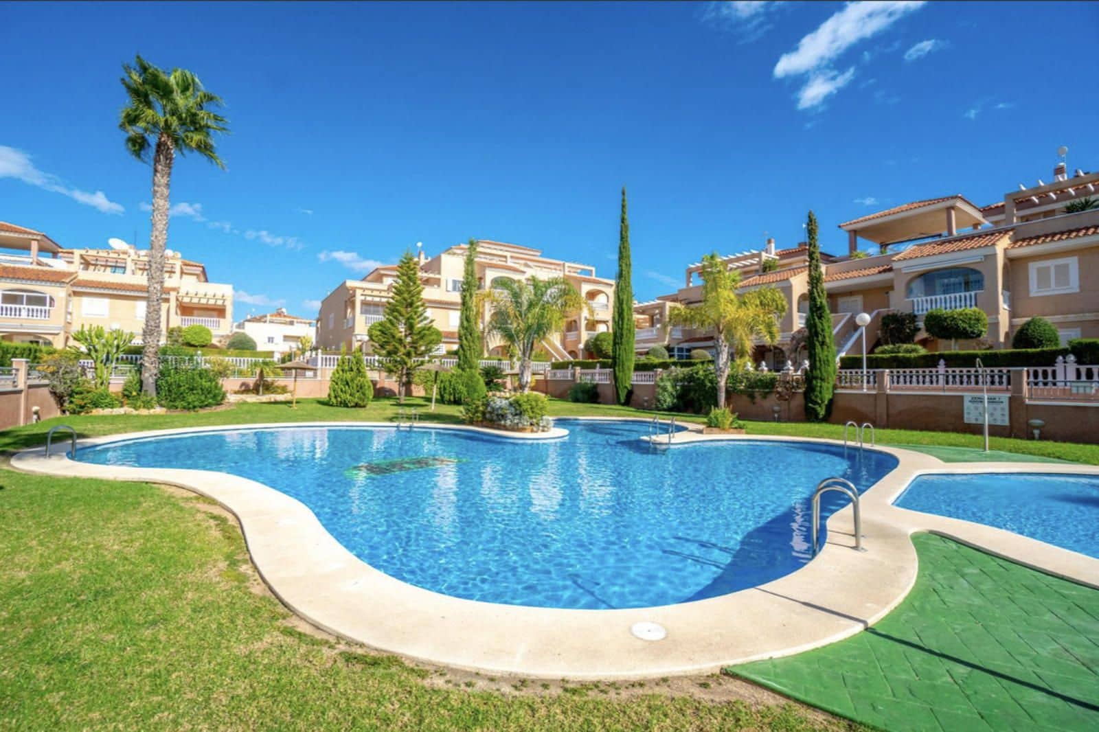 2 sovrum Villa till salu i Playa Flamenca med pool - 195 000 € (Ref: 9402705)