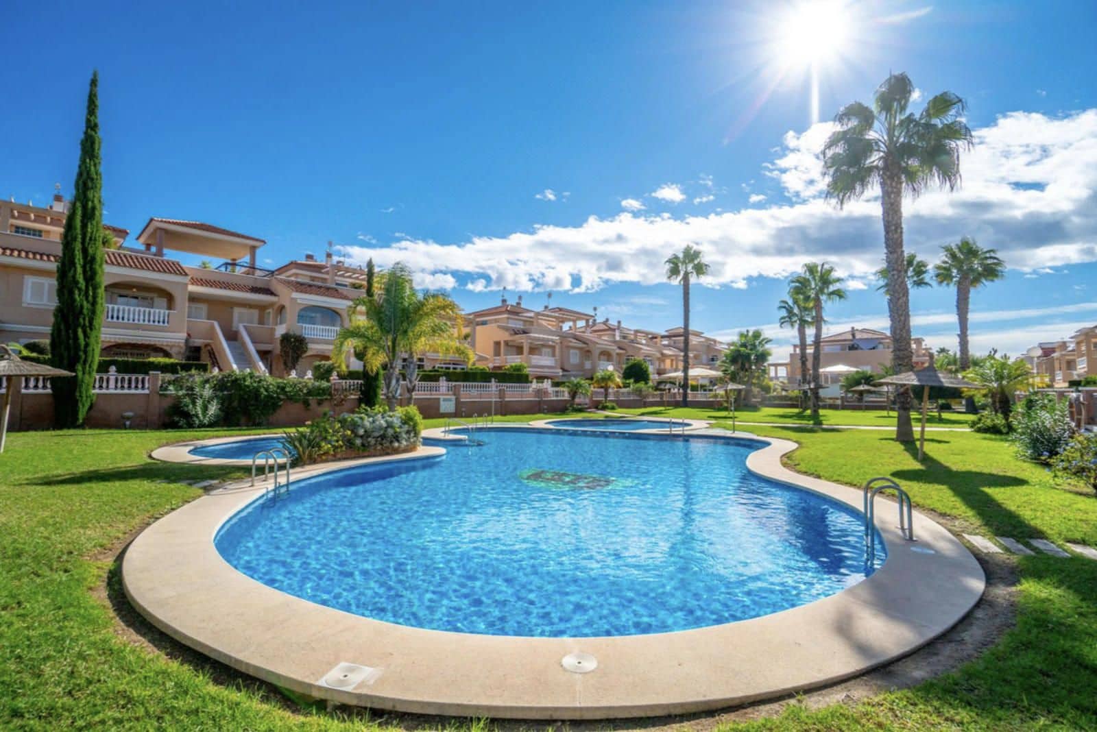 2 sovrum Villa till salu i Playa Flamenca med pool - 195 000 € (Ref: 9402705)