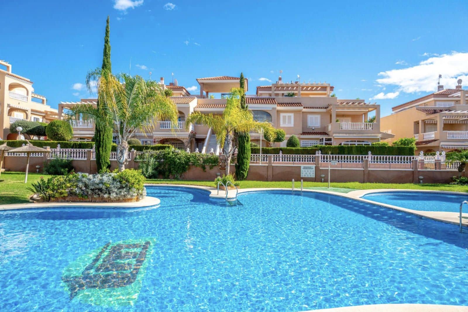 2 sovrum Villa till salu i Playa Flamenca med pool - 195 000 € (Ref: 9402705)