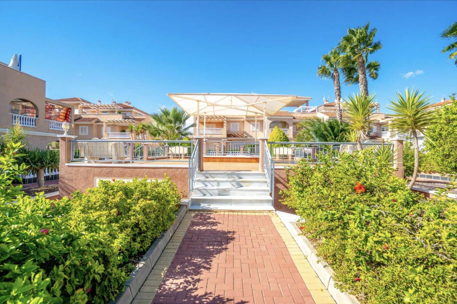 2 sovrum Villa till salu i Playa Flamenca med pool - 195 000 € (Ref: 9402705)