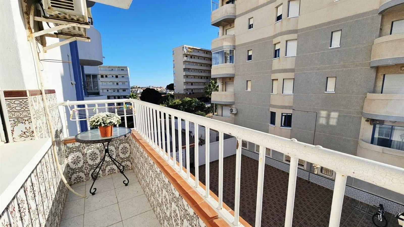 Flat for sale in Torrevieja with garage - € 86,260 (Ref: 9409710)