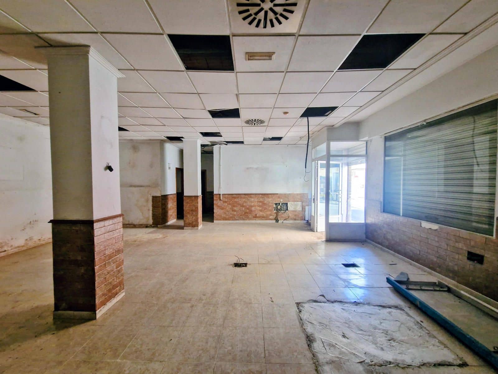 Commercial for sale in Torrevieja - € 125,000 (Ref: 9415182)