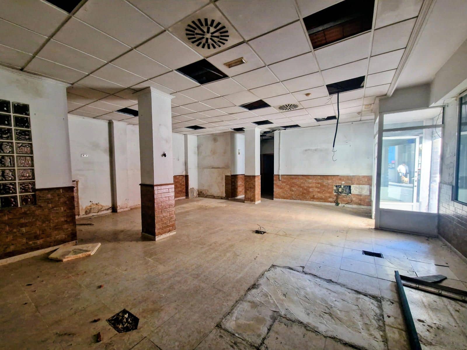 Commercial for sale in Torrevieja - € 125,000 (Ref: 9415182)