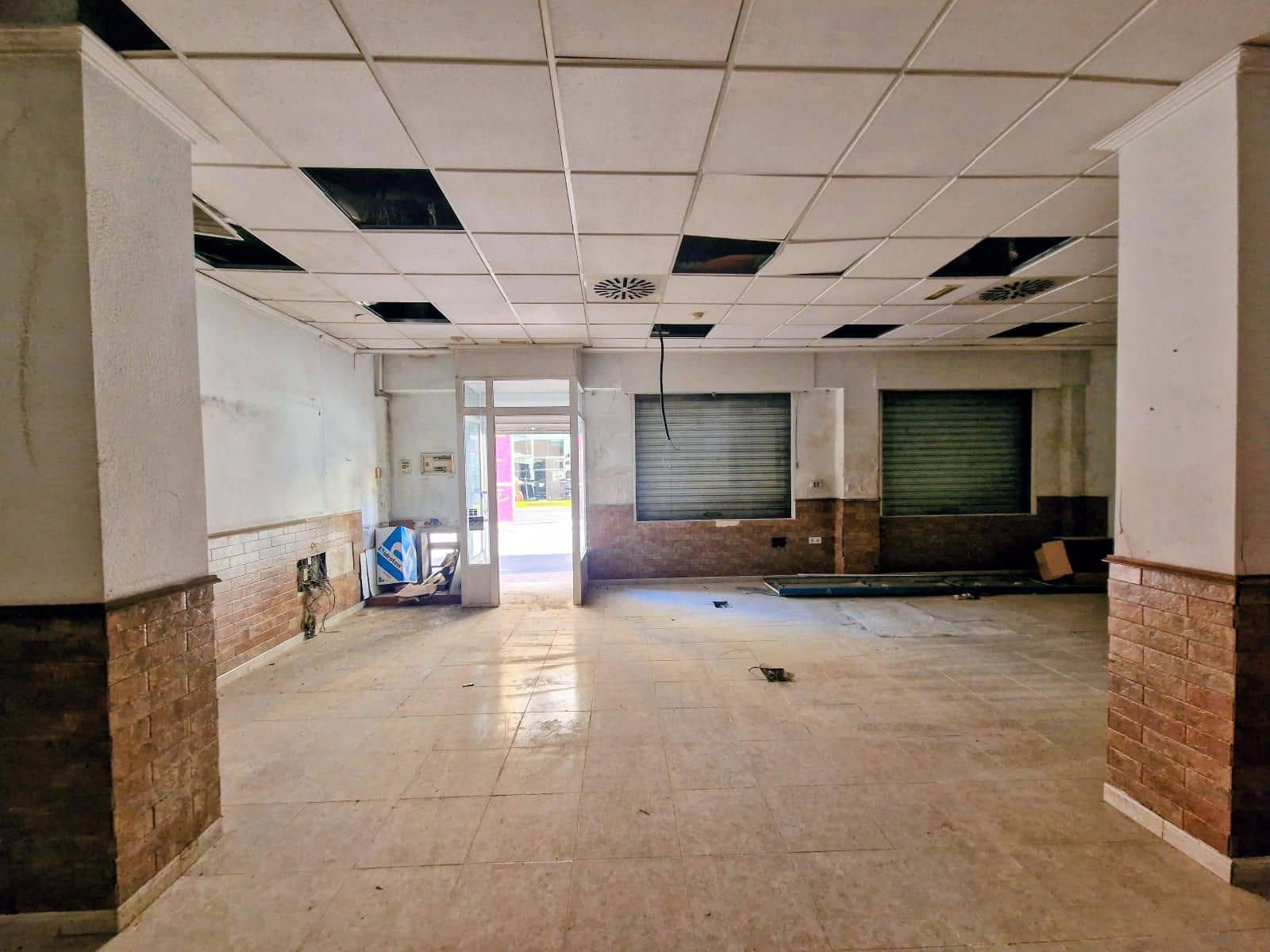 Commercial for sale in Torrevieja - € 125,000 (Ref: 9415182)