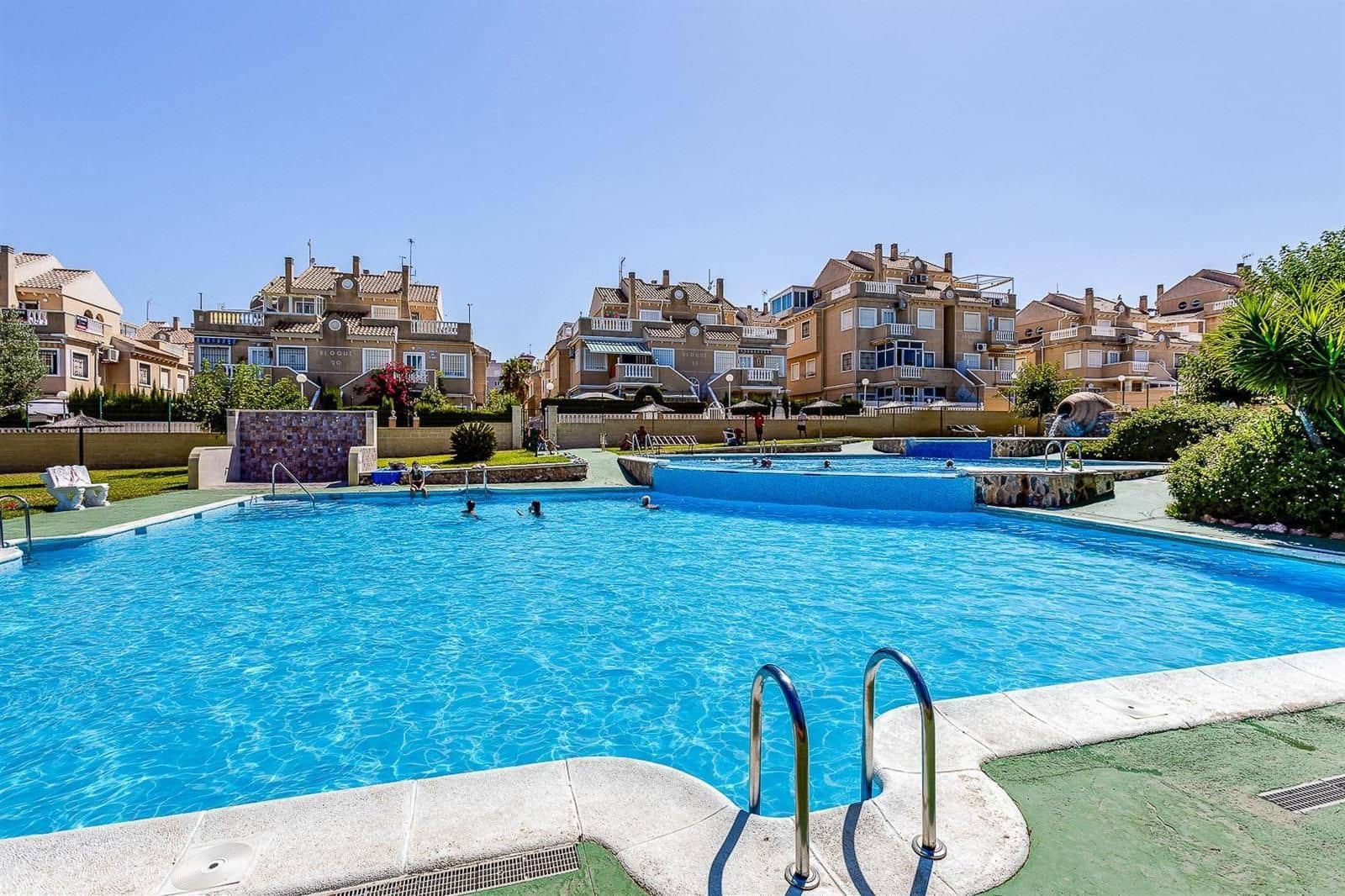 2 bedroom Villa for sale in Torrevieja with pool - € 183,900 (Ref: 9425851)