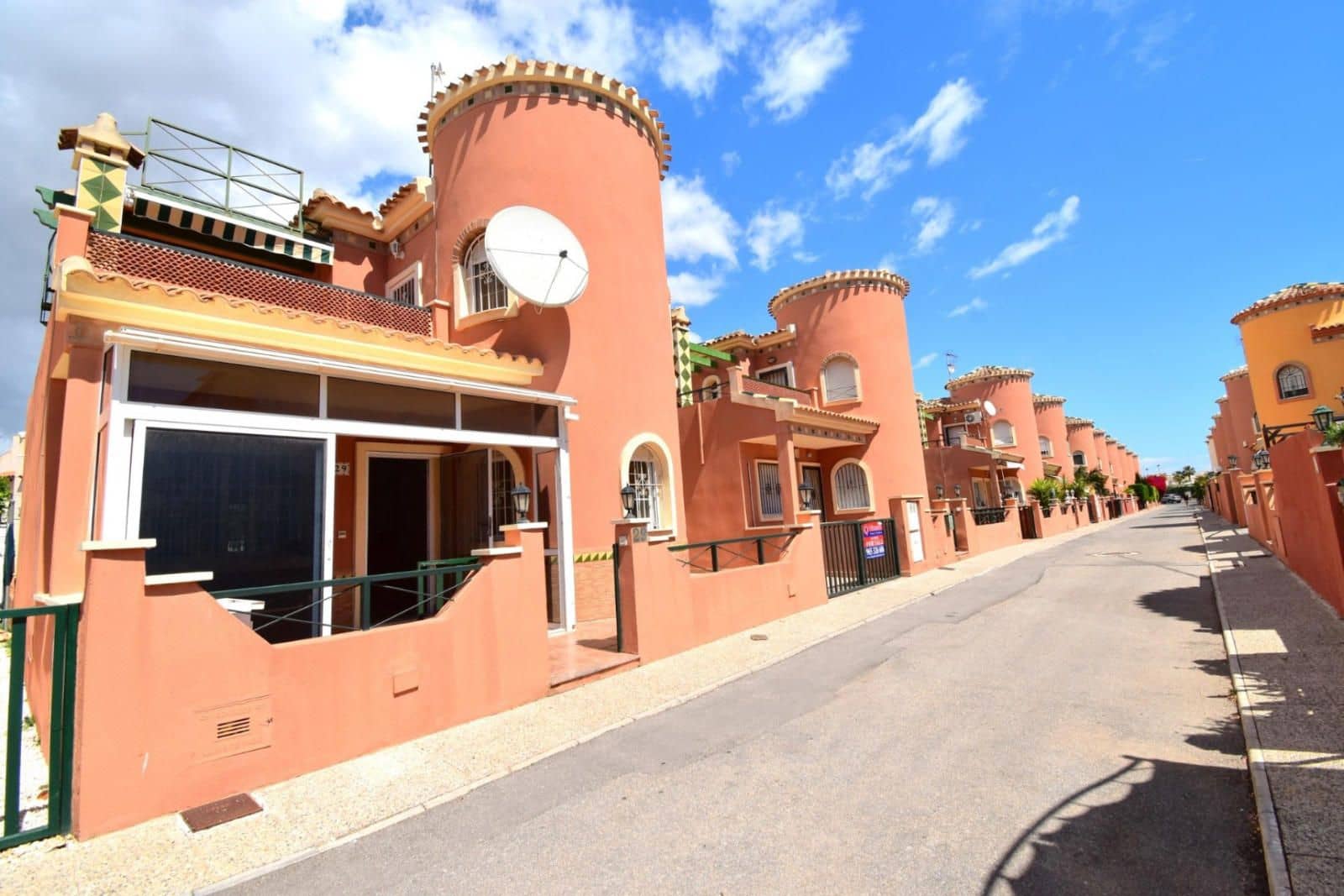 2 makuuhuone Omakotitalo myytävänä paikassa Orihuela Costa mukana uima-altaan - 230 000 € (Ref: 9449619)