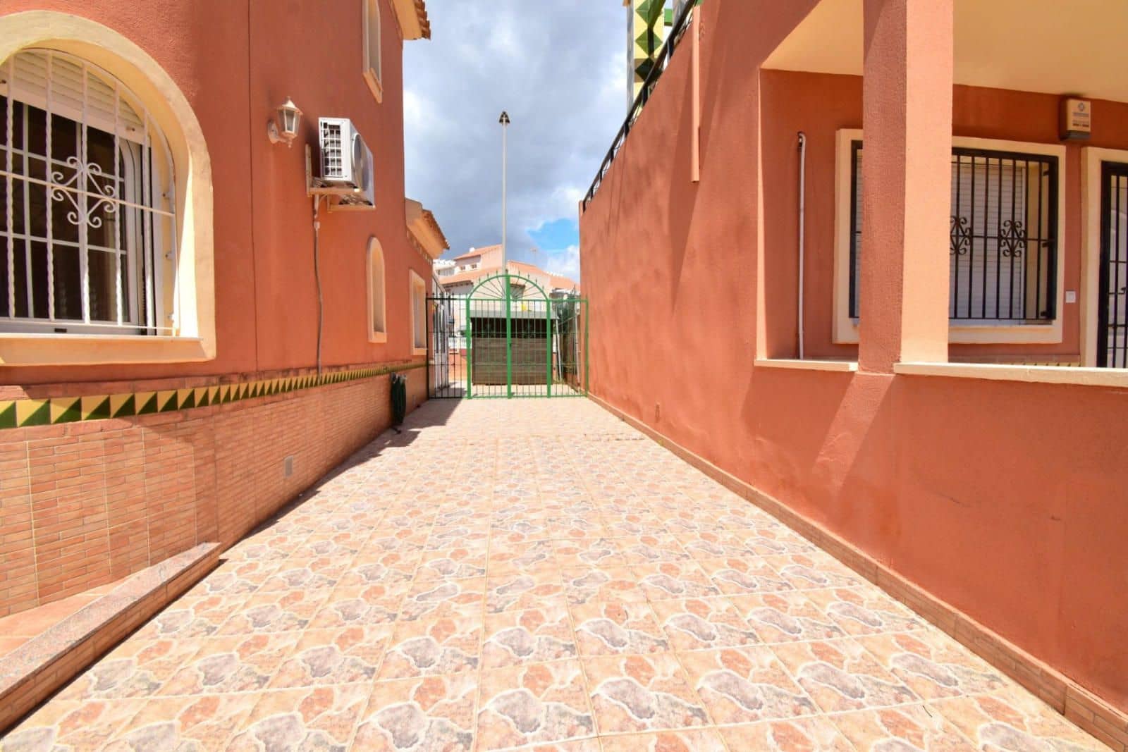 2 makuuhuone Omakotitalo myytävänä paikassa Orihuela Costa mukana uima-altaan - 230 000 € (Ref: 9449619)