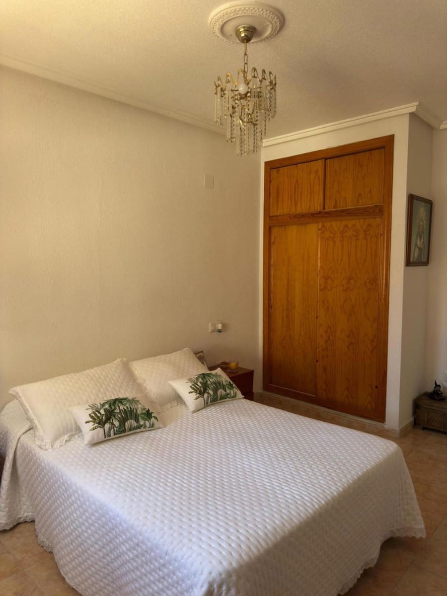 4 slaapkamer Penthouse te koop in Torrevieja met zwembad - € 159.900 (Ref: 9449623)