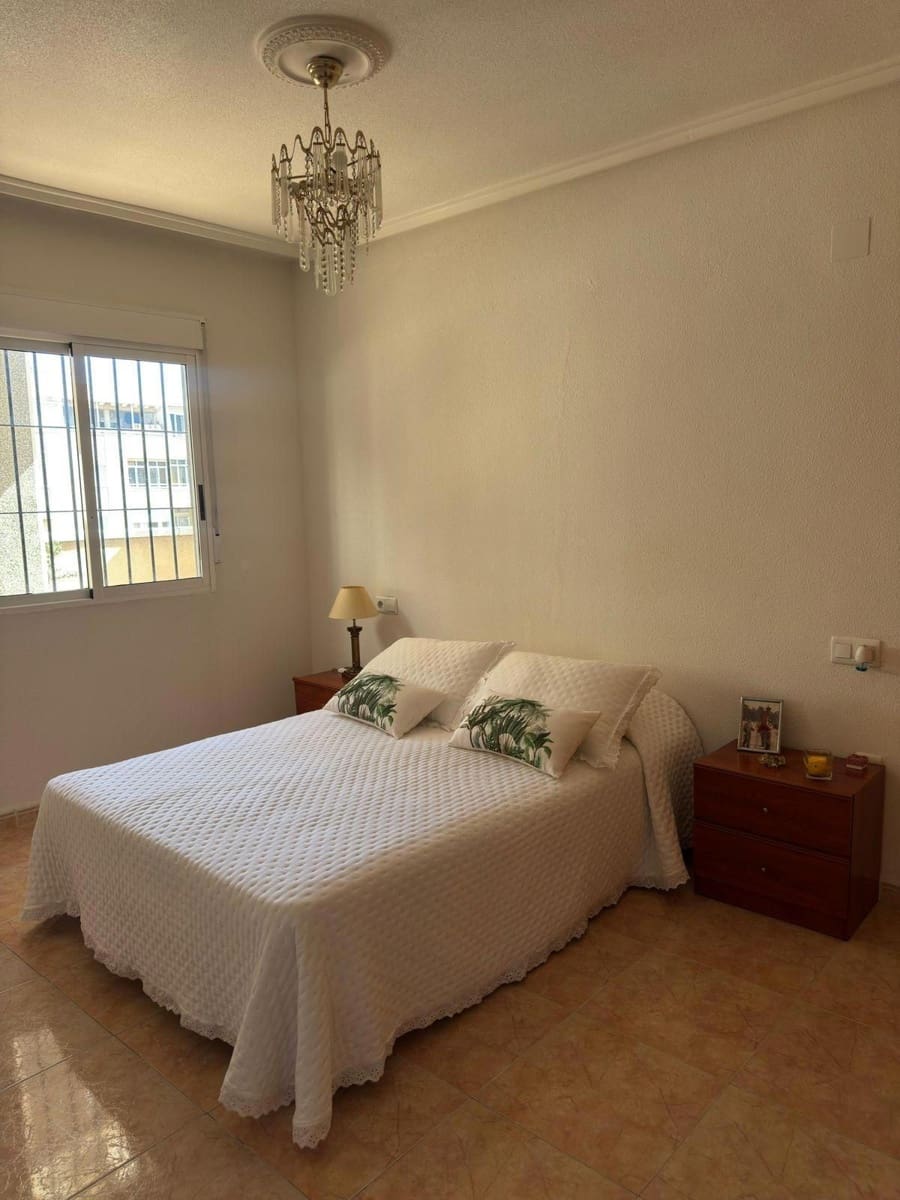 4 slaapkamer Penthouse te koop in Torrevieja met zwembad - € 159.900 (Ref: 9449623)