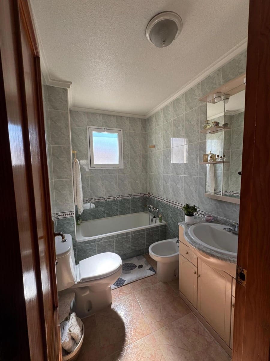 4 slaapkamer Penthouse te koop in Torrevieja met zwembad - € 159.900 (Ref: 9449623)