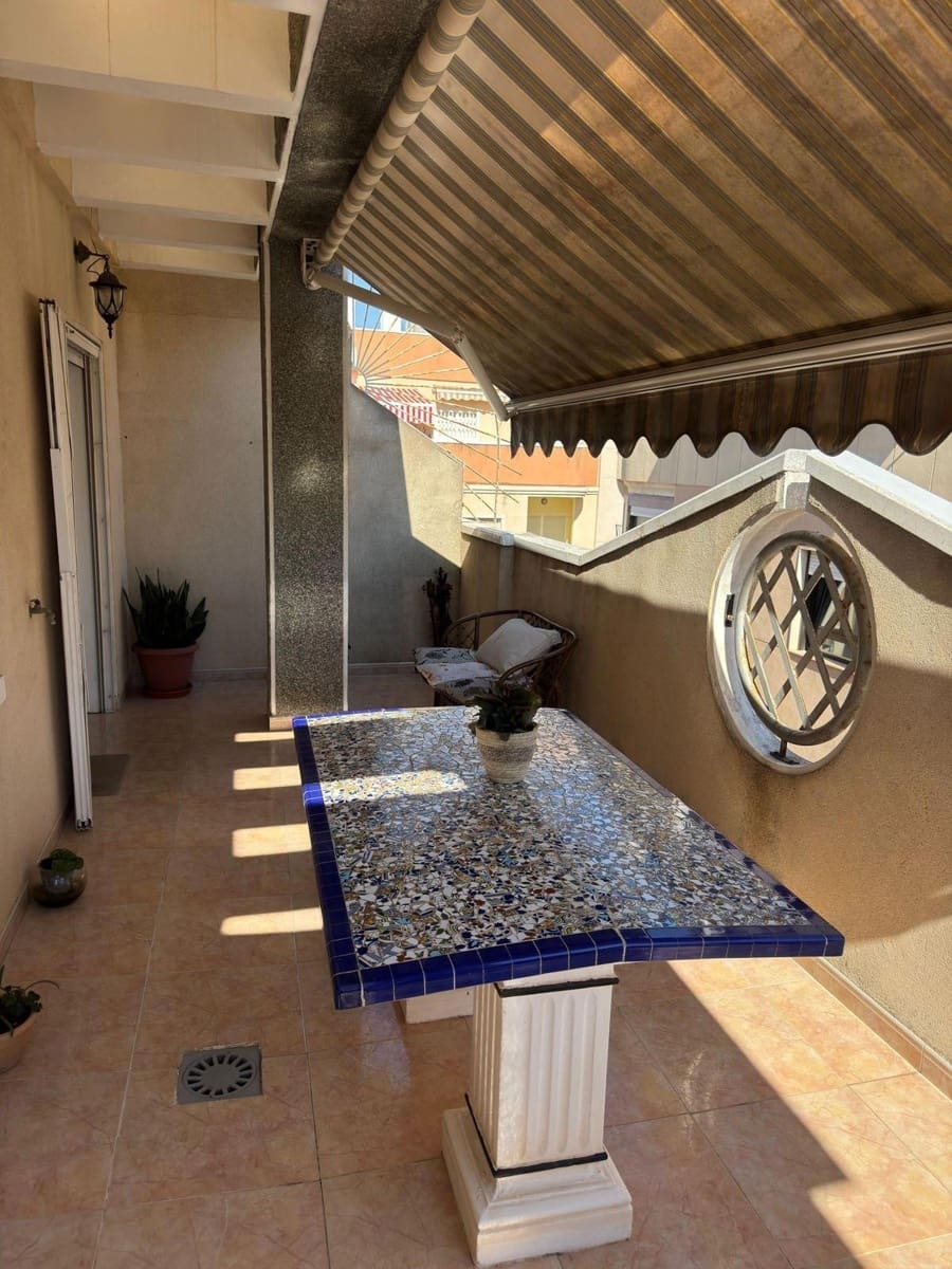4 slaapkamer Penthouse te koop in Torrevieja met zwembad - € 159.900 (Ref: 9449623)