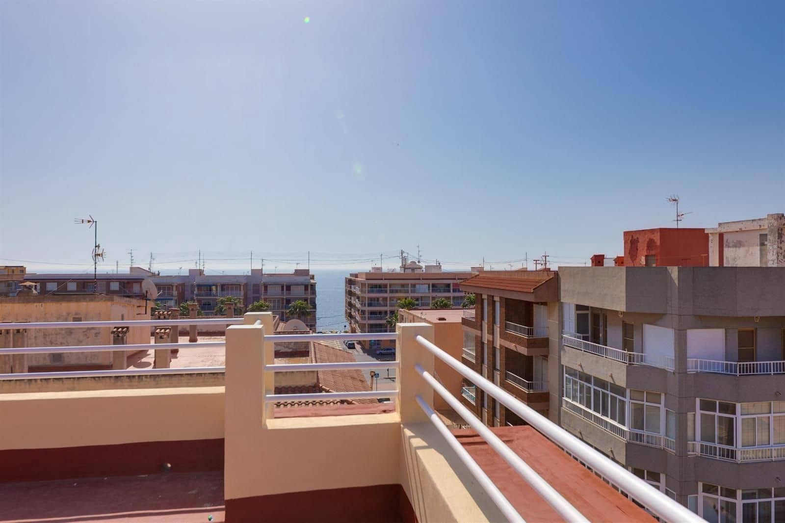 2 makuuhuone Asunto myytävänä paikassa Torrevieja mukana uima-altaan - 119 500 € (Ref: 9449630)