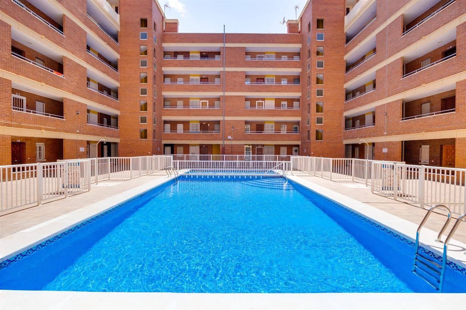 2 makuuhuone Asunto myytävänä paikassa Torrevieja mukana uima-altaan - 119 500 € (Ref: 9449630)