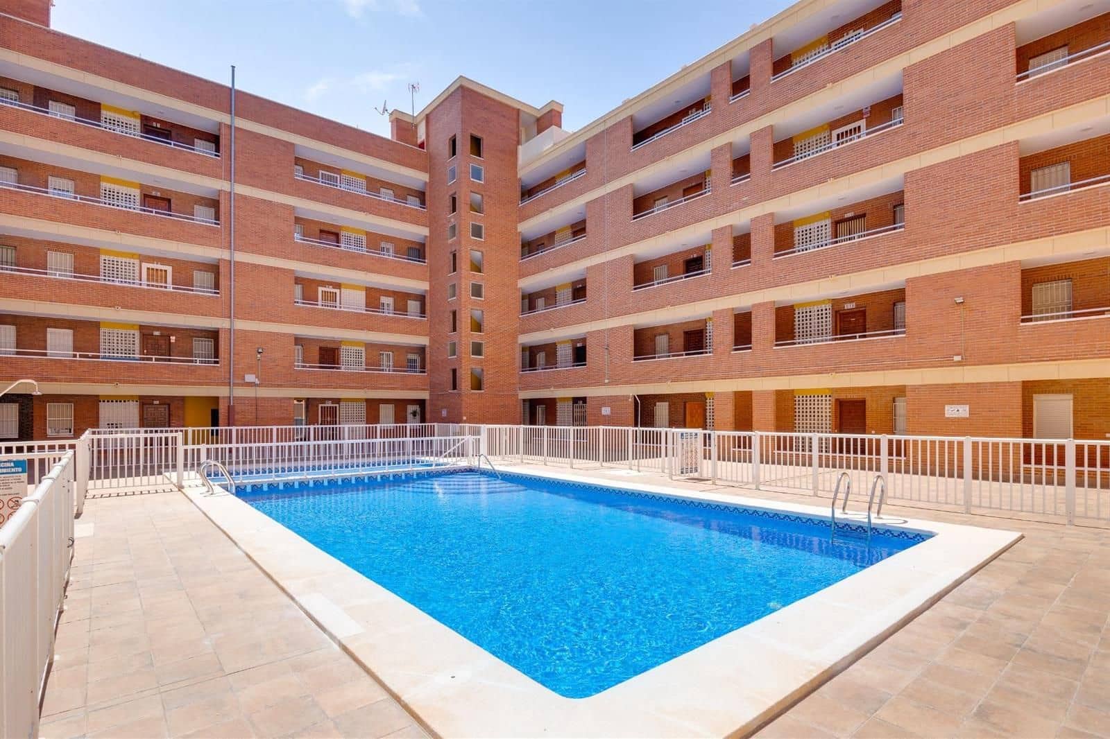 2 makuuhuone Asunto myytävänä paikassa Torrevieja mukana uima-altaan - 119 500 € (Ref: 9449630)
