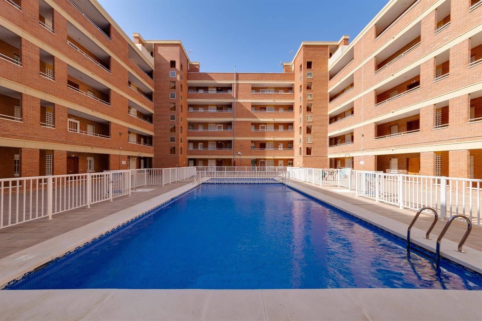 2 makuuhuone Asunto myytävänä paikassa Torrevieja mukana uima-altaan - 119 500 € (Ref: 9449630)