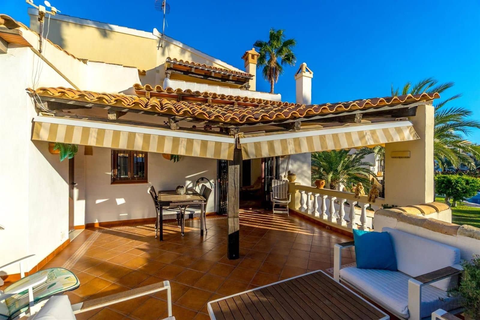 3 bedroom Penthouse for sale in Torrevieja with garage - € 499,000 (Ref: 9489856)