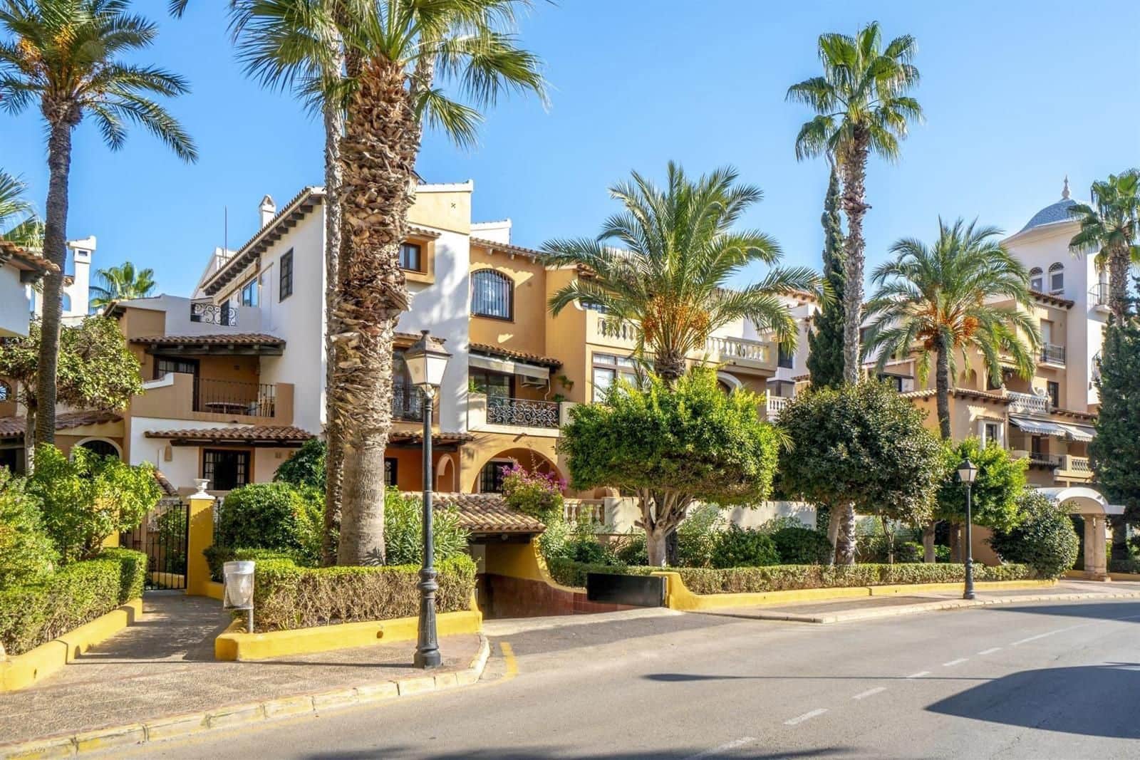 3 bedroom Penthouse for sale in Torrevieja with garage - € 499,000 (Ref: 9489856)