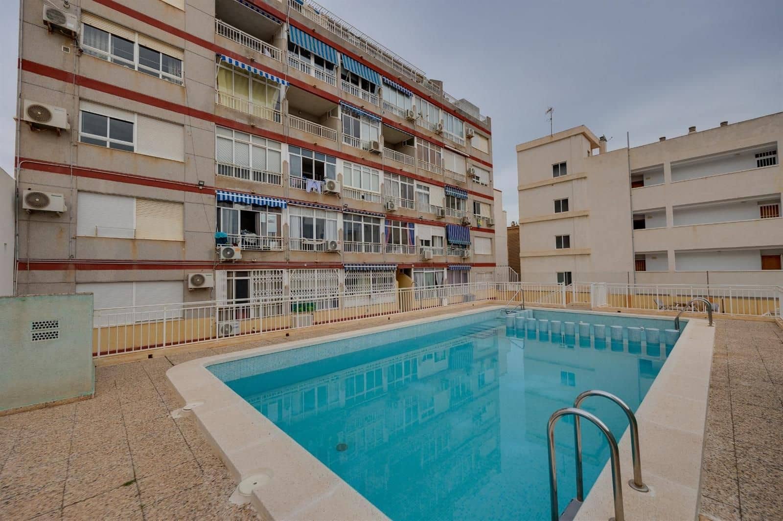 Lejlighed til salg i Torrevieja med swimmingpool - € 82.990 (Ref: 9532104)