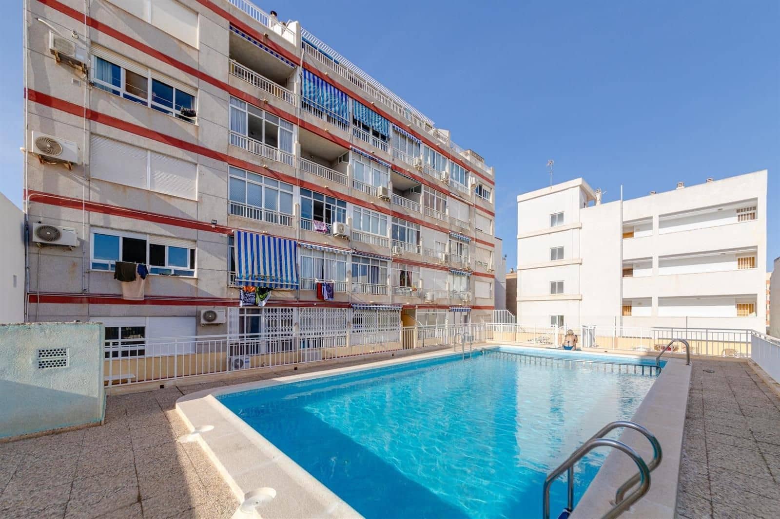 Lejlighed til salg i Torrevieja med swimmingpool - € 82.990 (Ref: 9532104)