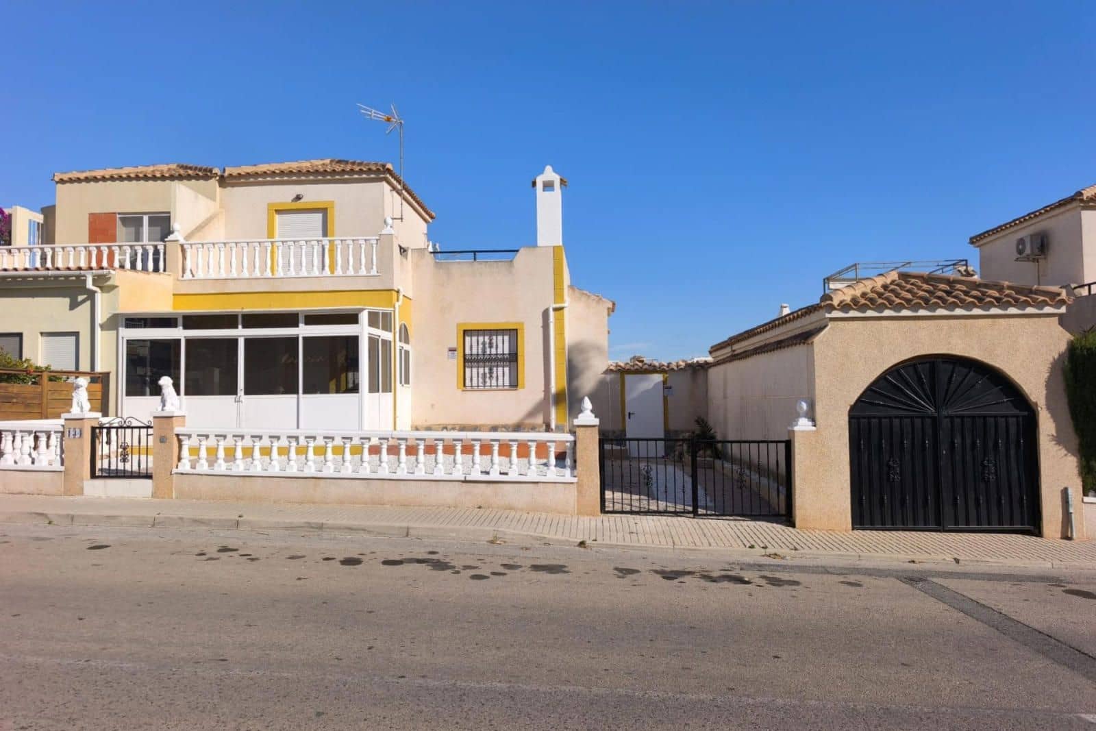 3 chambre Villa/Maison à vendre à Orihuela Costa avec piscine garage - 230 000 € (Ref: 9547200)