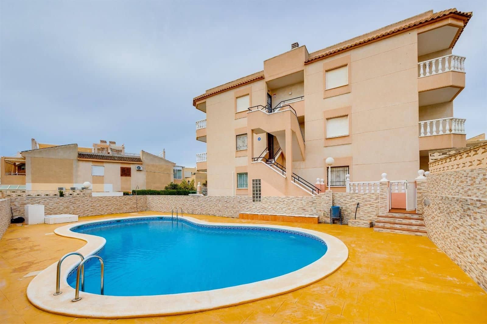 Piso de 2 habitaciones en Torrevieja en venta con piscina garaje - 169.990 € (Ref: 9565726)