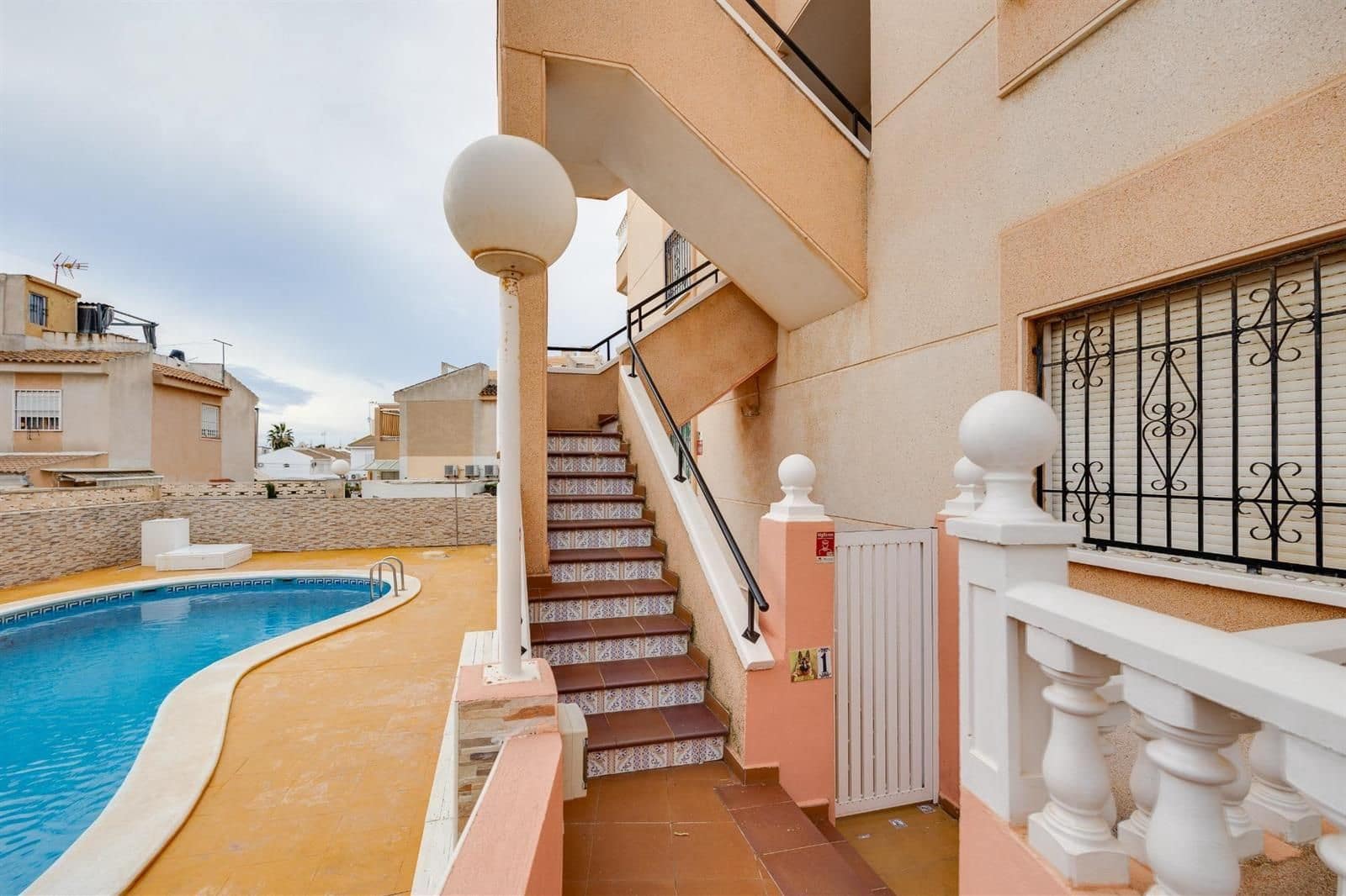 Piso de 2 habitaciones en Torrevieja en venta con piscina garaje - 169.990 € (Ref: 9565726)