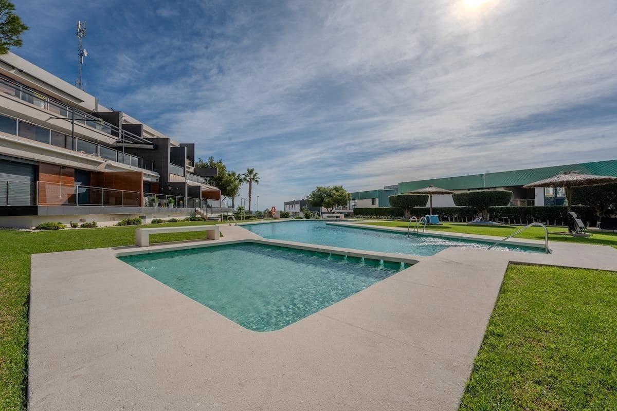 Chalet de 2 habitaciones en Orihuela Costa en venta con garaje - 289.500 € (Ref: 9579974)