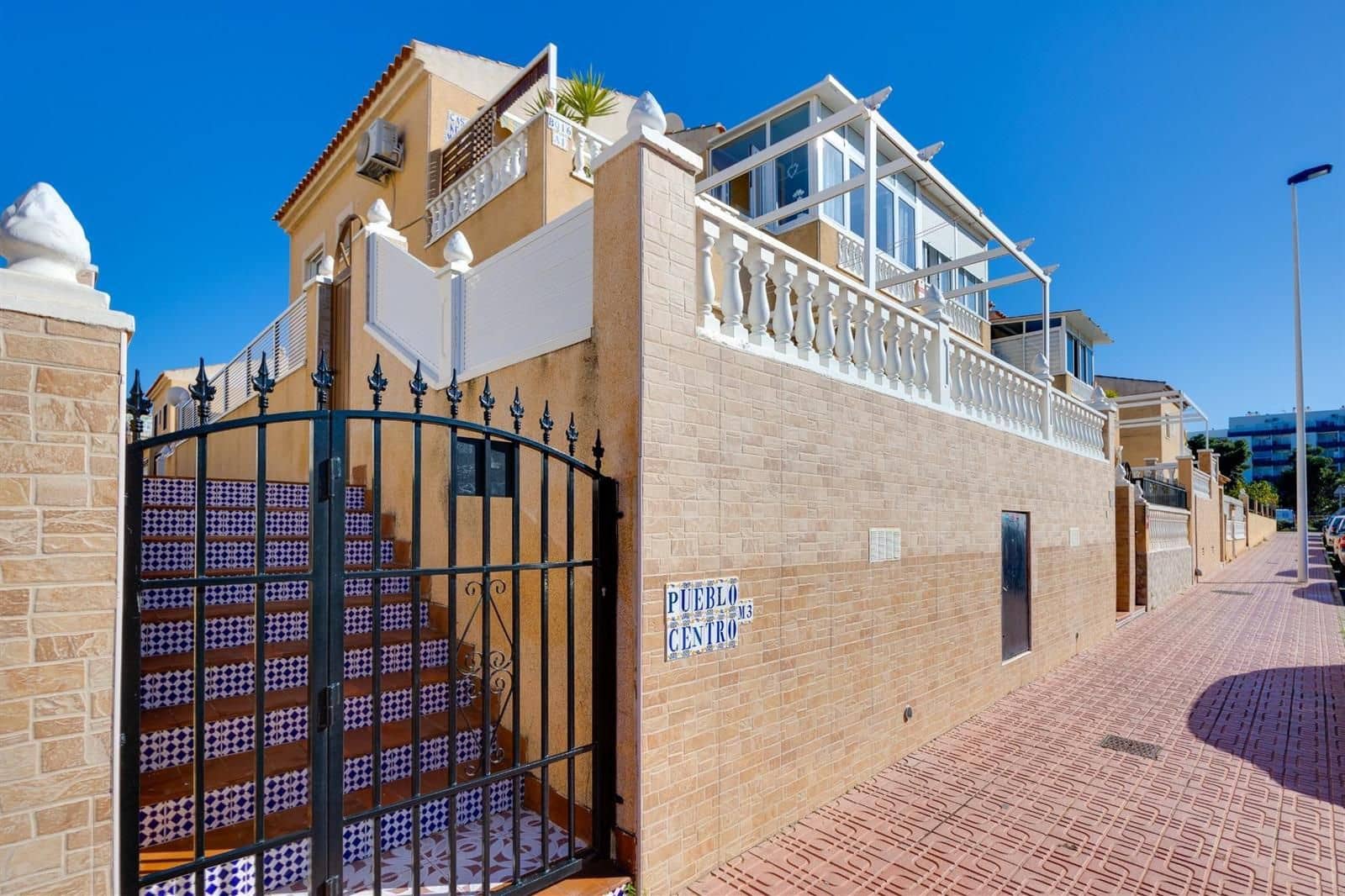 Chalet de 2 habitaciones en Torrevieja en venta con piscina - 129.900 € (Ref: 9592015)