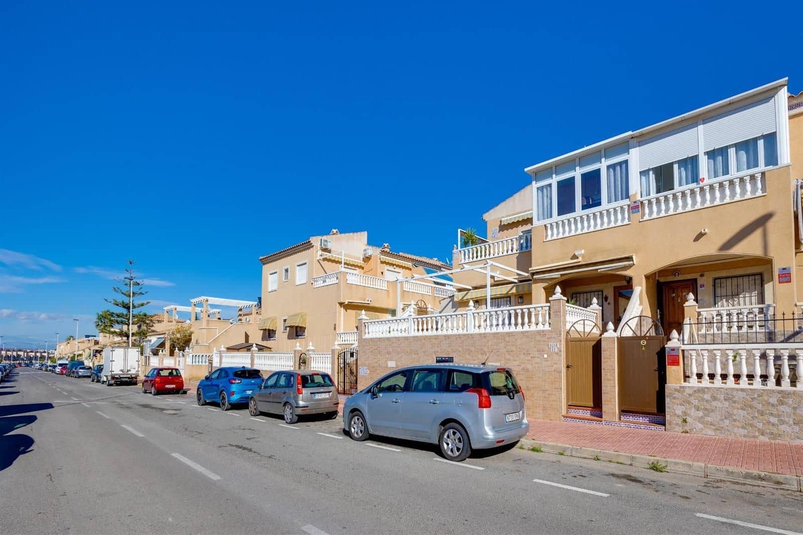 Chalet de 2 habitaciones en Torrevieja en venta con piscina - 129.900 € (Ref: 9592015)